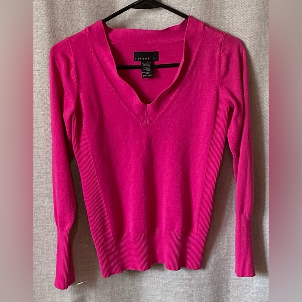 Attention•V-neck knit pullover sweater/jersey•women’s small•rayon blend•hot pink